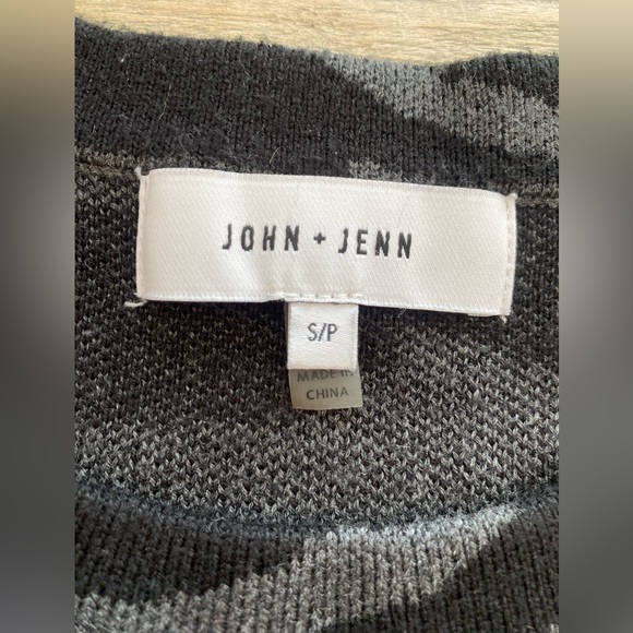 John+Jenn Animal Print Cropped Sweater.  Size S/P. - Picture 2 of 4
